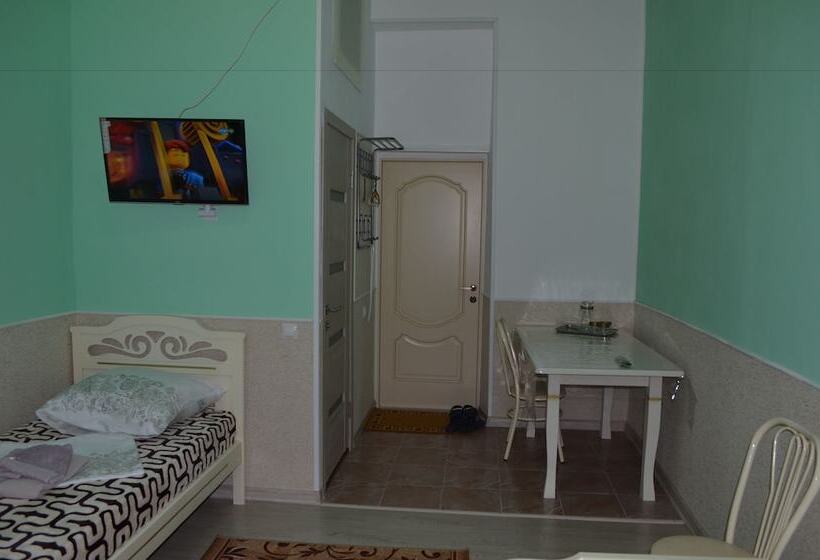 基本三人间, Mini Hotel Uyut On Prospekt Putina 8