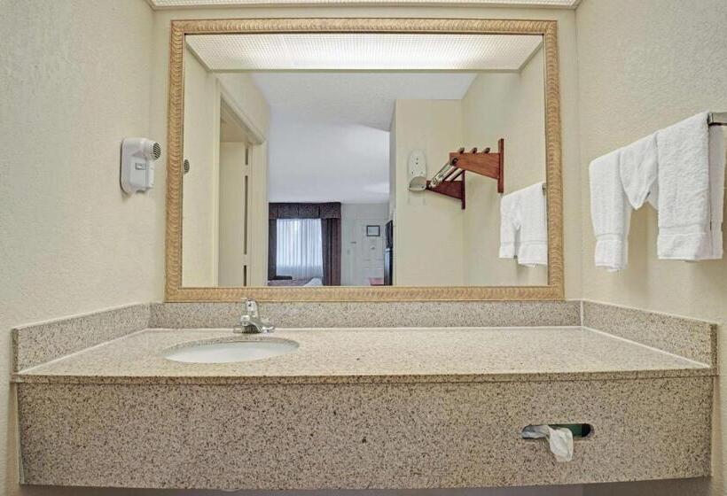 Номер Стандарт, Travelodge By Wyndham Montgomery East