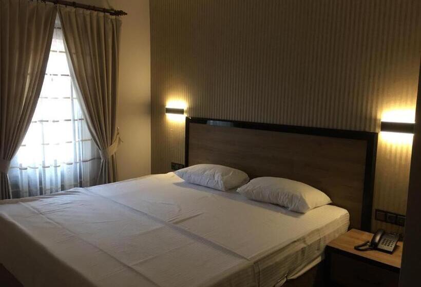 Family Suite, Suvari