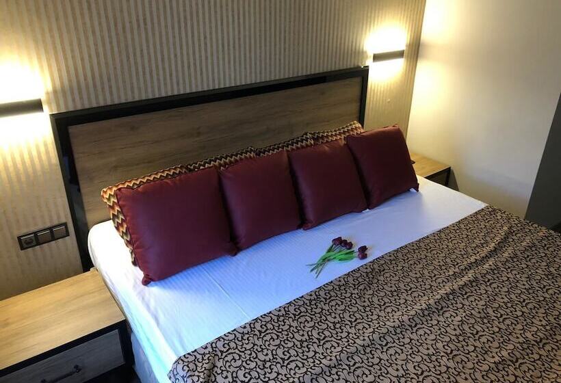 Family Suite, Suvari