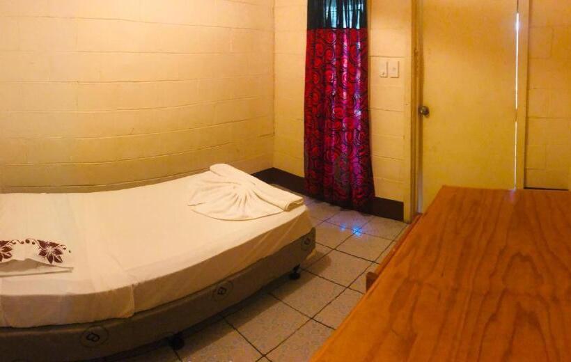 اتاق استاندارد سه تخته با سرویس بهداشتی مشترک, Transit Motel