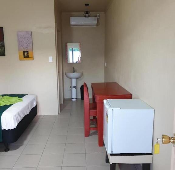 اتاق استاندارد سه نفره, Transit Motel