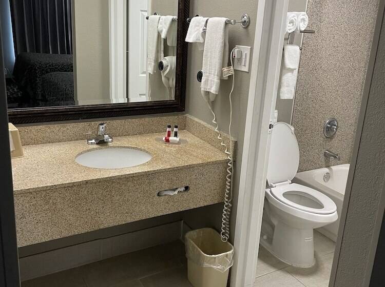 带2个双人床的标准工作室, Days Inn & Suites By Wyndham Collierville Germantown Area