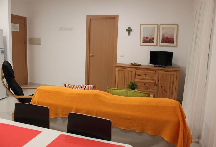 Номер Deluxe, Centro Cristo Rey