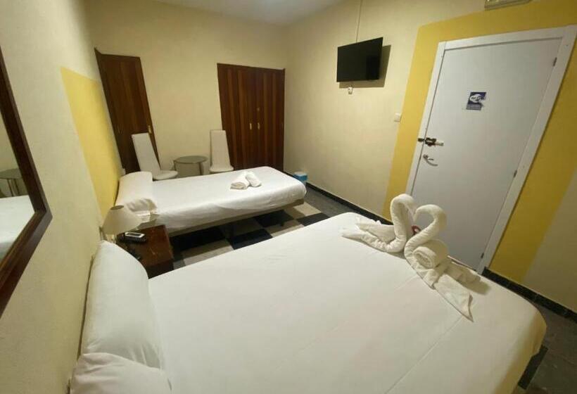 اتاق استاندارد سه تخته با سرویس بهداشتی مشترک, Hostal Avenida Andalucia   Solo Adultos