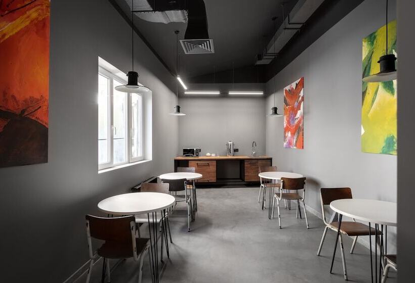 تختخواب در اتاق مشترک, Campus Community A