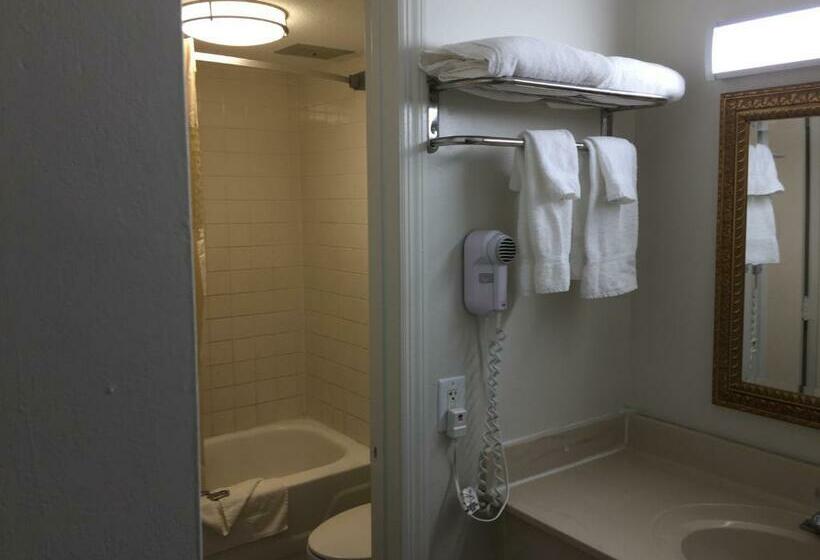 Номер Стандарт 2 Двуспальные Кровати, Red Carpet Inn & Suites   Danville