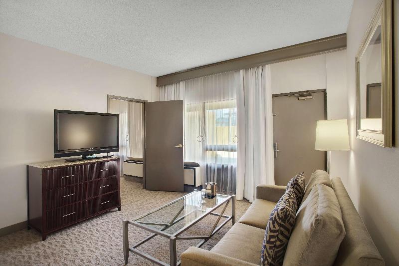 带大床的套房, Doubletree By Hilton Little Rock
