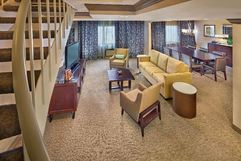 带大床的套房, Doubletree By Hilton Little Rock