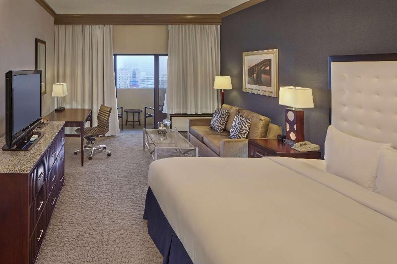 带大床的行政房间, Doubletree By Hilton Little Rock
