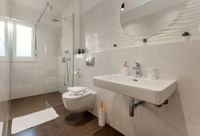 اتاق لوکس با چشم‌انداز شهر, Seven Seas Residence