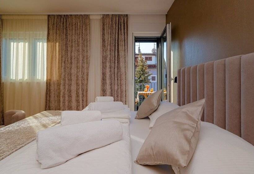 اتاق لوکس با چشم‌انداز شهر, Seven Seas Residence