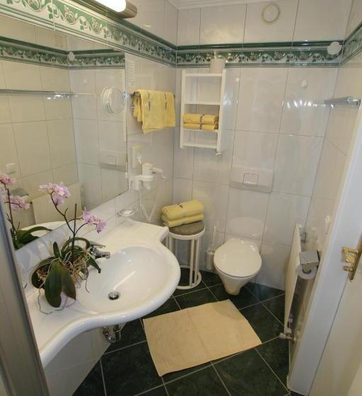 Quarto Triplo Standard com Balcão, Garni Erler