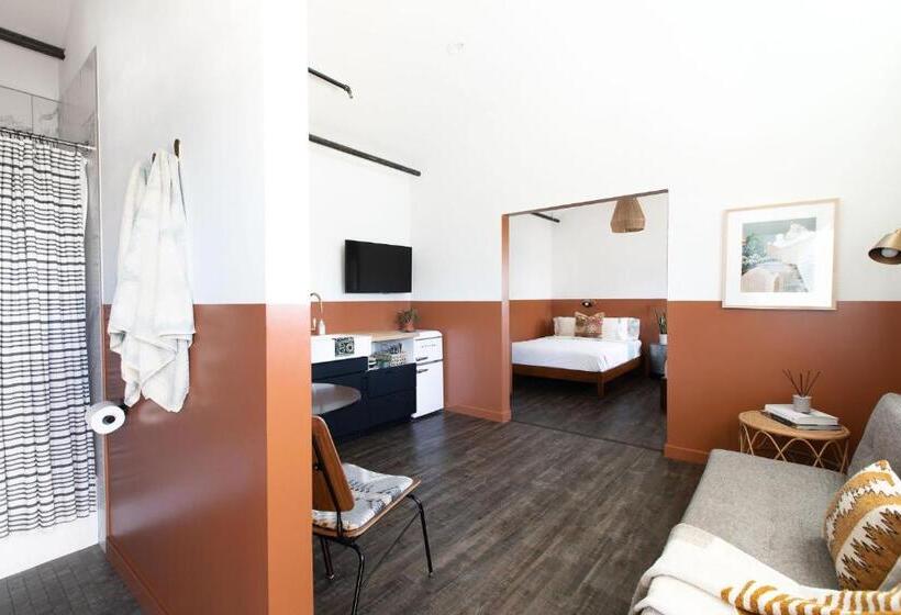 패밀리 스위트, Mellow Moon Lodge