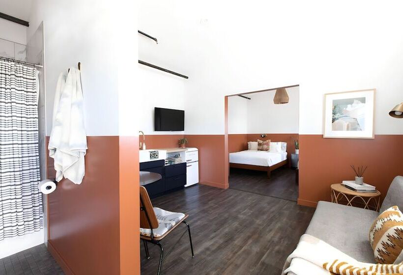 패밀리 스위트, Mellow Moon Lodge