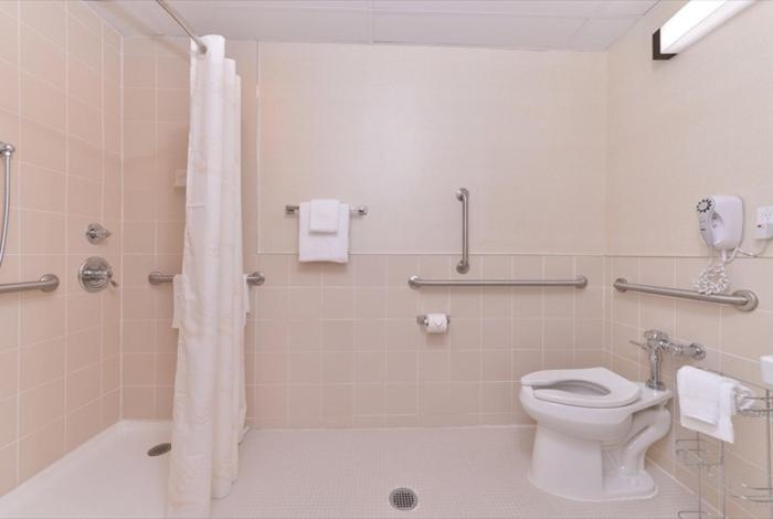 适合残疾人士使用的带超级大床的标准间, Comfort Inn Syossetlong Island