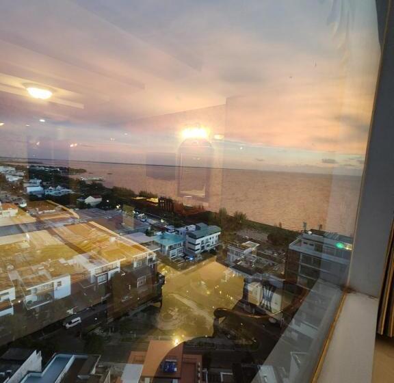 اتاق خانوادگی با چشم‌انداز دریا, Sea Light