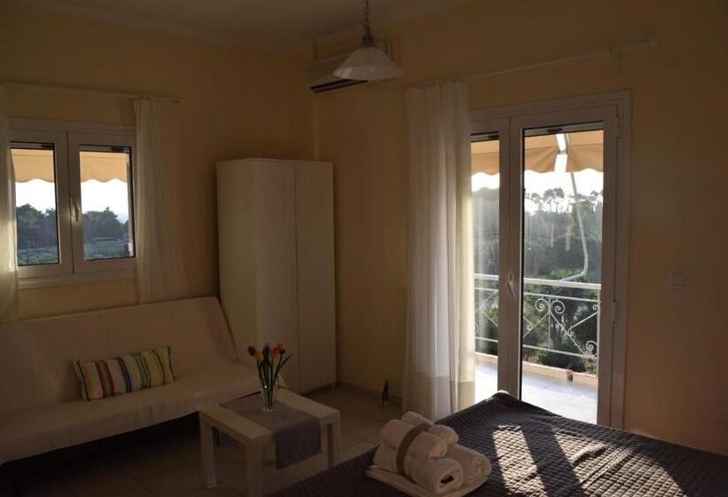 Трехместный Номер Стандарт с Балконом, Giota Rooms