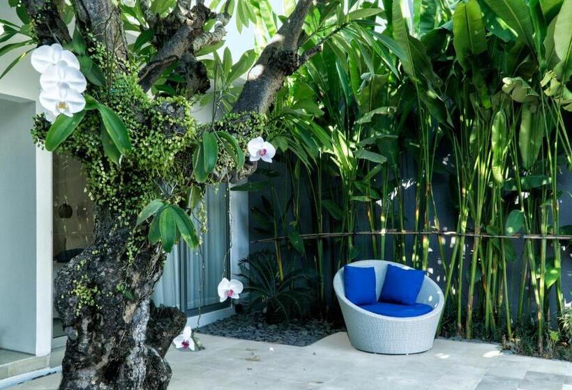 اتاق استاندارد با چشم‌انداز استخر, The Capital Hotel And Resort Seminyak