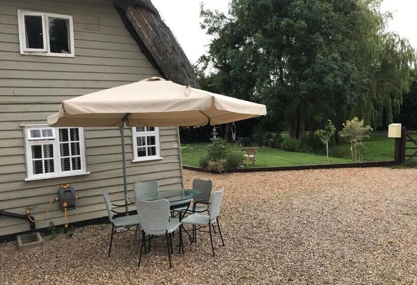 إستوديو ديلوكس, Old Thatch Bambers Green