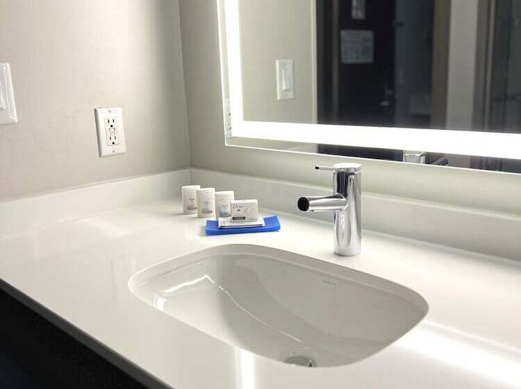 Люкс, Holiday Inn Express Hotel & Suites Portland   Jantzen Beach, An Ihg