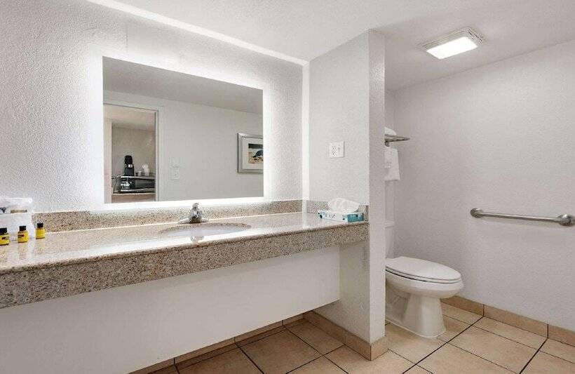 Quarto Standard Cama Casal Vista Mar, Best Western Plus Holiday Sands Inn & Suites