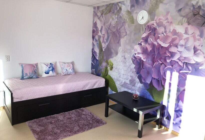 家庭间, Horoshy Hostel