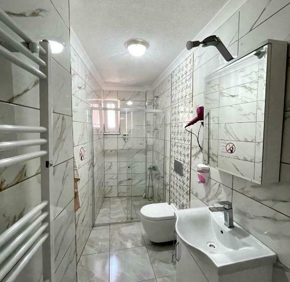 标准三人间, Teki̇nler Otel