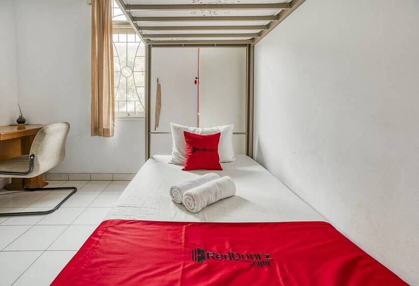 Кровать в Общей Комнате, Reddoorz Hostel @ Feliz Noche Cengkareng