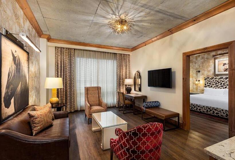 Четырехместный номер Премиум, The Brownwood Hotel & Spa