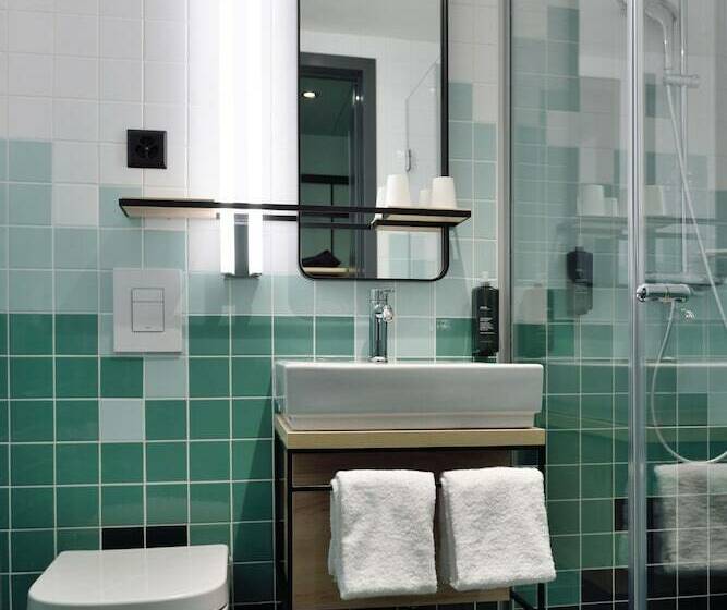带阳台的高级房间, Nonanteneuf Appart Hôtel Sierre   Self Check In