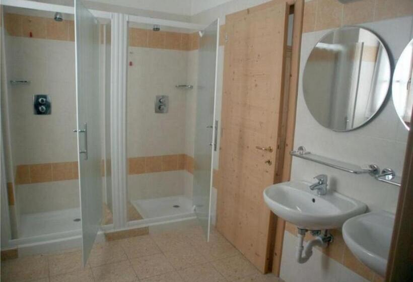 4인용 스탠다드 룸, Taxus Hostel