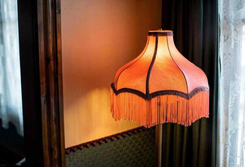 Номер Deluxe, Red Garter Inn