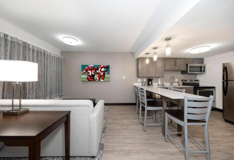 Люкс Кровать Кинг, Red Roof Inn Plus+ & Suites Naples Downtown 5th Ave S