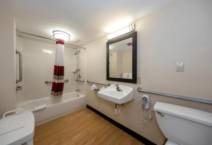 Люкс Адаптированный для Инвалидов, Red Roof Inn Plus+ & Suites Naples Downtown 5th Ave S