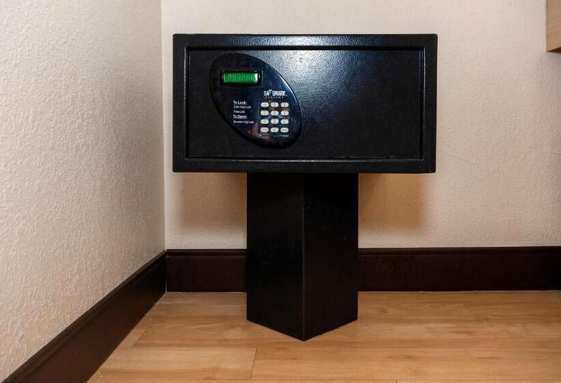 Номер Стандарт Адаптированный для Инвалидов, Red Roof Inn Plus+ & Suites Naples Downtown 5th Ave S