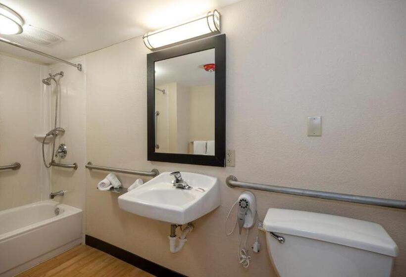 Номер Стандарт Кровать Кинг Адаптированный для Инвалидов, Red Roof Inn Plus+ & Suites Naples Downtown 5th Ave S