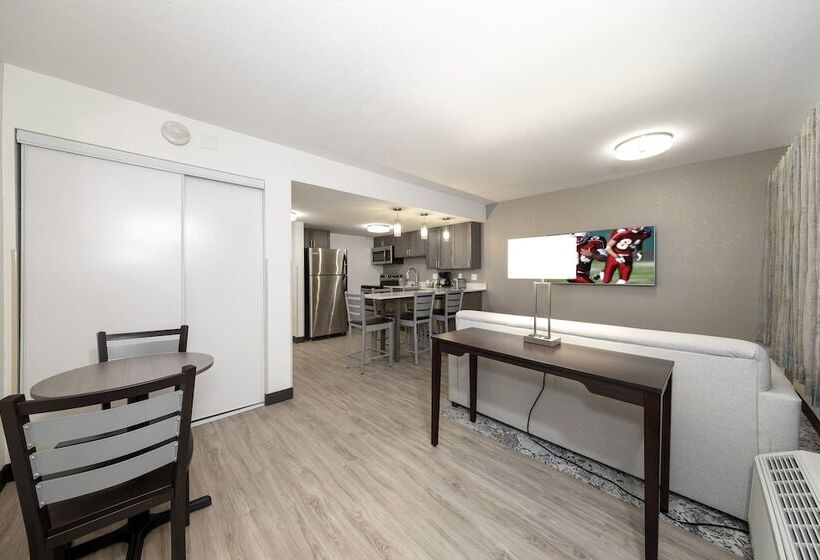 Люкс, Red Roof Inn Plus+ & Suites Naples Downtown 5th Ave S