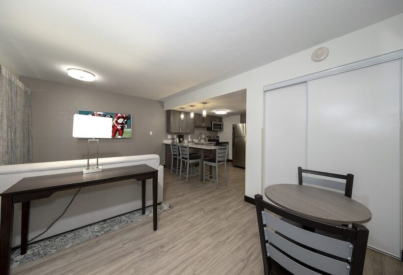 Люкс Адаптированный для Инвалидов, Red Roof Inn Plus+ & Suites Naples Downtown 5th Ave S