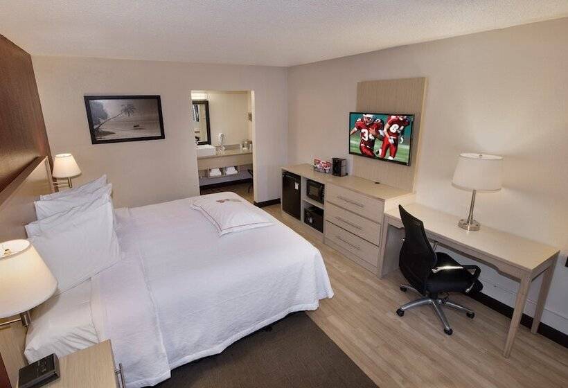 Номер Премиум, Red Roof Inn Plus+ & Suites Naples Downtown 5th Ave S