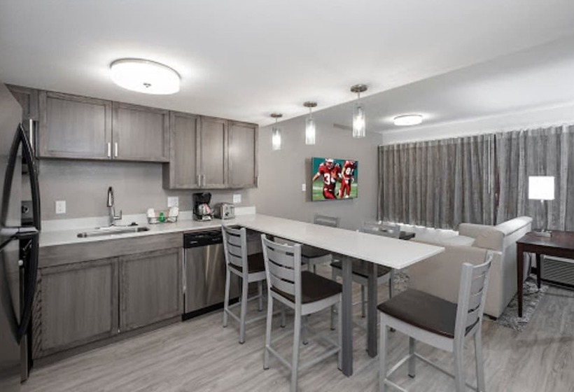 Люкс, Red Roof Inn Plus+ & Suites Naples Downtown 5th Ave S