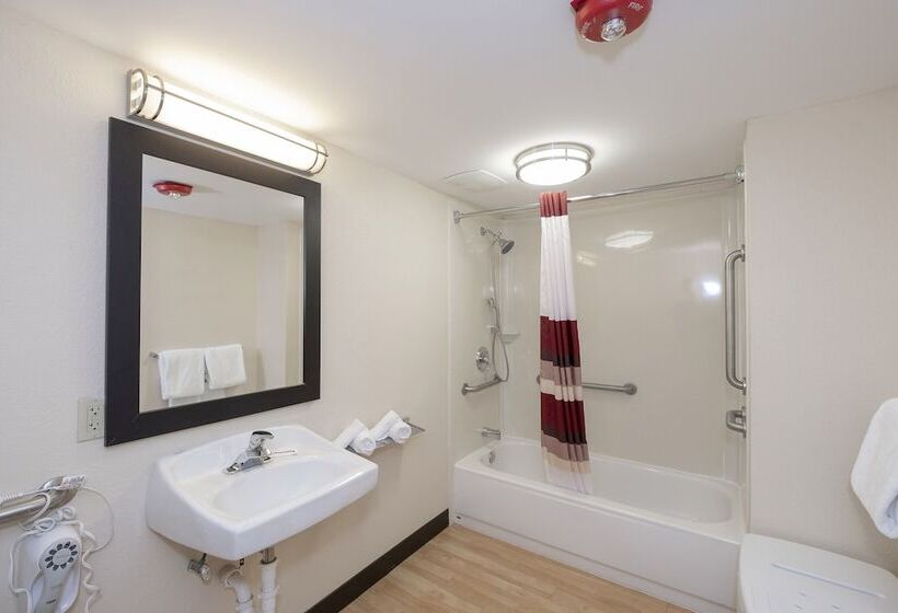 Люкс Адаптированный для Инвалидов, Red Roof Inn Plus+ & Suites Naples Downtown 5th Ave S