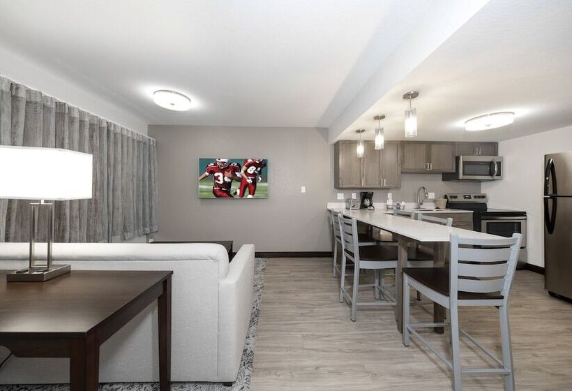 Люкс Адаптированный для Инвалидов, Red Roof Inn Plus+ & Suites Naples Downtown 5th Ave S