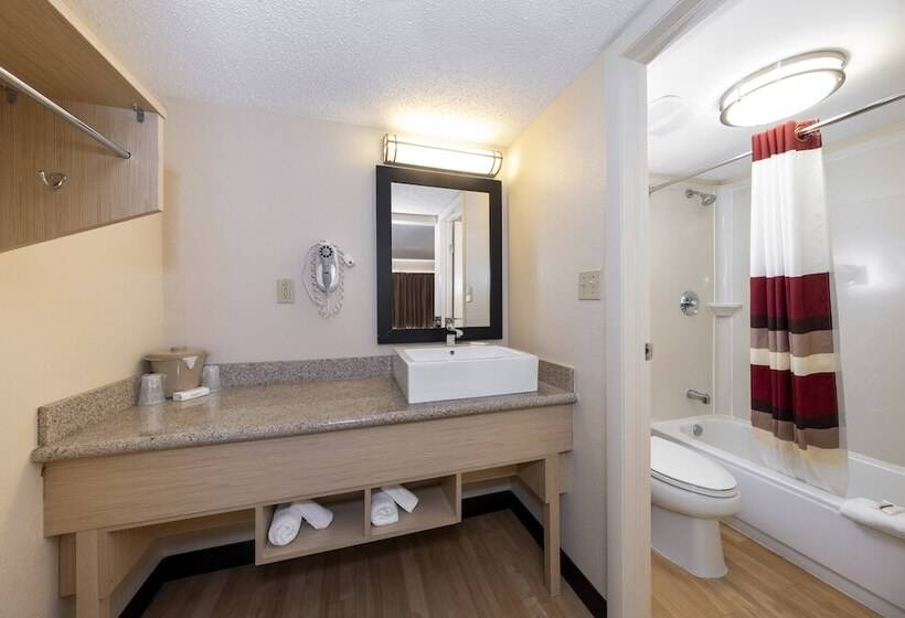 Номер Премиум, Red Roof Inn Plus+ & Suites Naples Downtown 5th Ave S