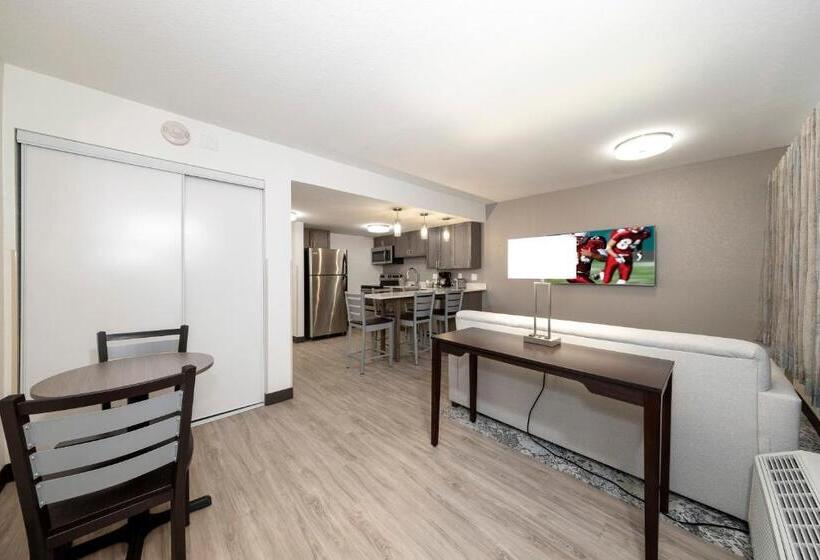 Люкс Кровать Кинг, Red Roof Inn Plus+ & Suites Naples Downtown 5th Ave S