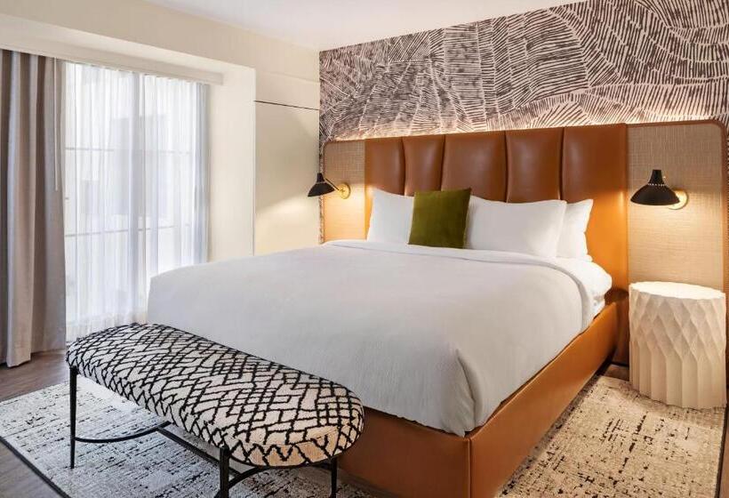 스위트, Burton House, Beverly Hills, A Tribute Portfolio