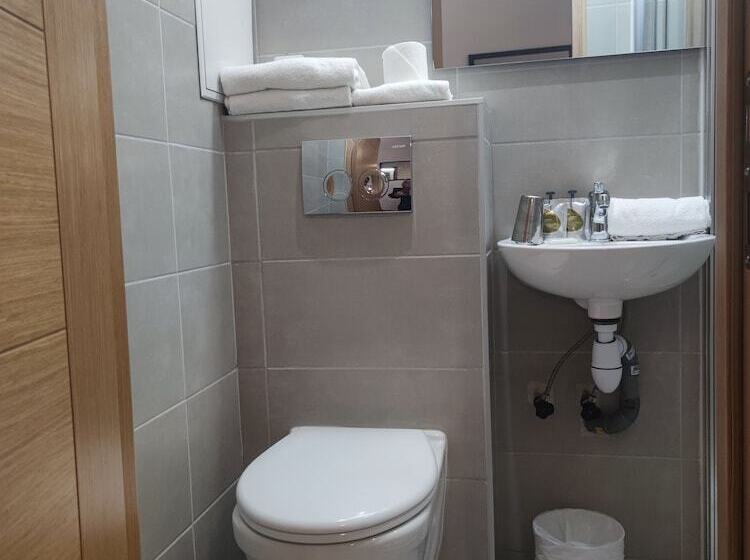 Номер Стандарт, Hôtel Le National Clichy Paris
