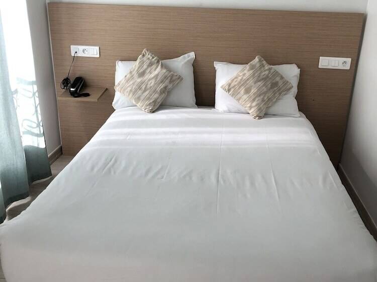Номер Стандарт, Hôtel Le National Clichy Paris
