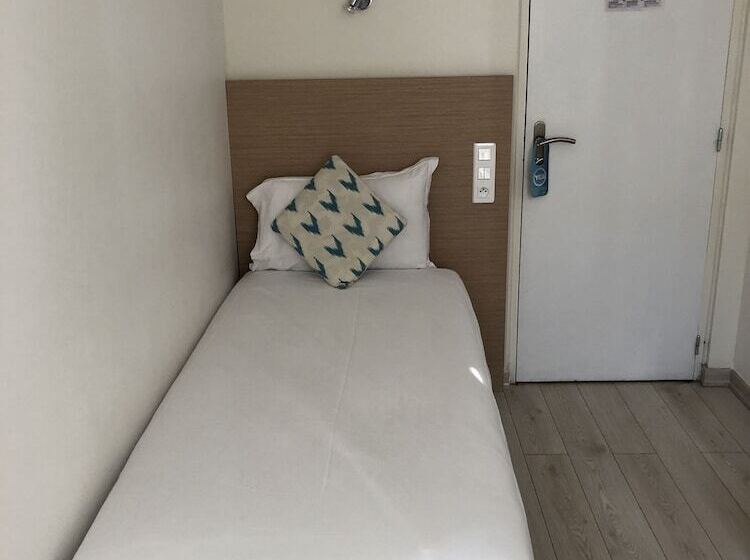 Номер Стандарт, Hôtel Le National Clichy Paris
