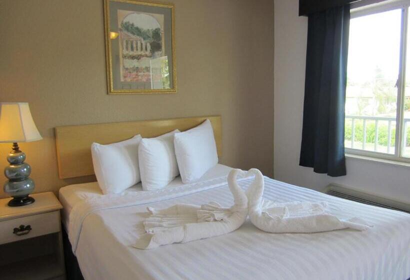 Номер Стандарт, Lantern Inn & Suites  Sarasota